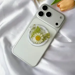 Detalle del soporte magnético para teléfono con forma de corazón y margaritas reales