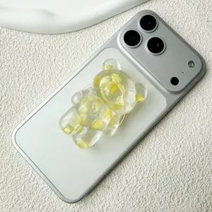 Dettaglio di un supporto per cellulare a forma di orso 3D in resina con decoro al limone.