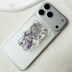 Vista dettagliata del supporto per telefono orso 3D con veri fiori secchi viola