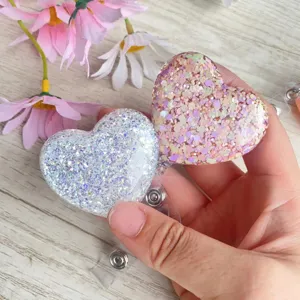 Detailaufnahme glitzernder herzförmiger ausziehbarer Ausweishalter für Pflegekräfte