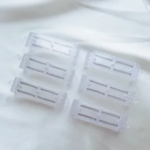 Detailansicht von transparenten DIY-Handyhüllen-Rückenclips mit Metallfedern auf Stoff