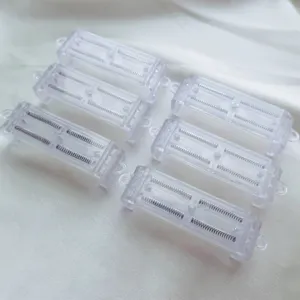 Detailansicht von sechs transparenten DIY Handyhüllen Clips mit Metallfedern