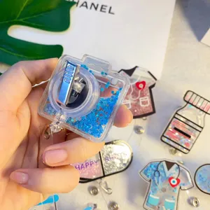 Close-up van medische intrekbare badgehouders met glitters en verpleegkundige iconen
