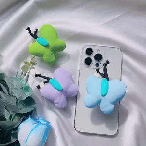 Primer plano de bonitos soportes para móvil de peluche con forma de mariposa
