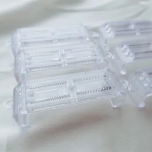 Detailansicht von transparenten DIY-Handyhüllen-Backclips auf weichem weißem Stoff