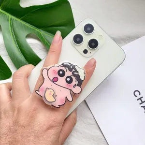 Nahaufnahme eines Acryl-Telefongriffs mit Crayon Shin-chan-Cartoon auf weißem Handy