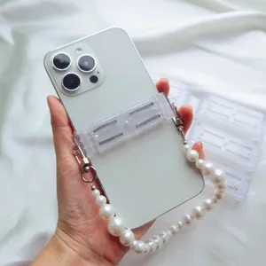 Detailansicht der transparenten Handy-Clip-Halterung mit eleganter Perlenkette weiß