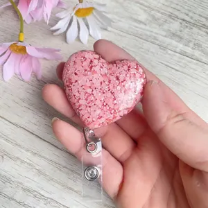 Detailansicht des herzförmigen Ausweis Halters mit rosa Pailletten für Krankenschwestern.