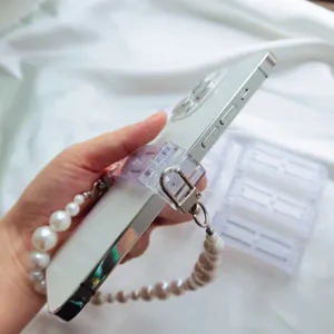 Seitenansicht klarer DIY-Handy-Clip mit eleganter großer Perlen-Handschlaufe