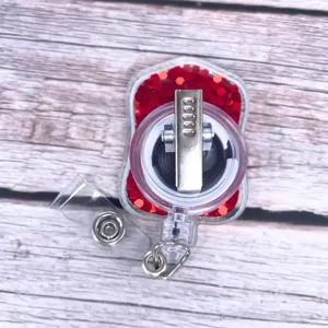 Rückansicht des ausziehbaren Ausweishalters mit rotem Glitzer-Acryl und Metallclip