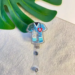 Detailopname van een uittrekbare badgehouder in de vorm van een blauwe verpleegstersjas glitter