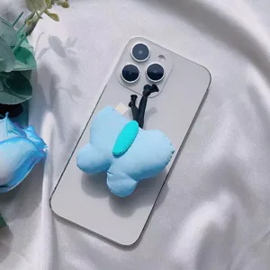 Primer plano de un lindo soporte de tela acolchada con forma de mariposa azul para móvil