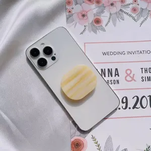 Supporto per telefono espandibile in acetato a righe premium su smartphone bianco