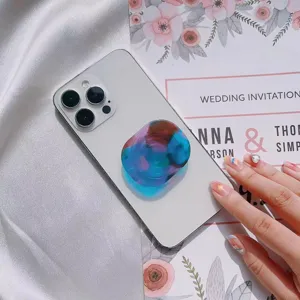 Supporto per telefono in acetato arcobaleno su uno smartphone bianco