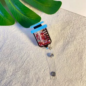 Detail van spuitvormige intrekbare badgehouder met rode hartjesglitters voor verpleegsters