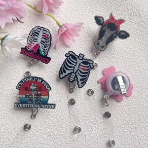 Vista dettagliata di vari porta badge retrattili in acrilico glitterato con decori