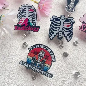 Portabadge glitterati in acrilico con disegni retrattili di scheletri e radiologia