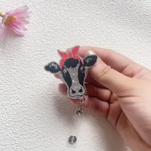Porta badge retrattile in acrilico a testa di mucca glitterata con fiocco rosso