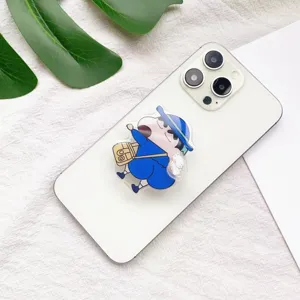 Nahaufnahme einer Crayon Shin-chan Cartoon Acryl Handyhalterung auf weißem Smartphone