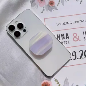 Supporto per telefono in marmo premium su smartphone bianco con sfondo floreale