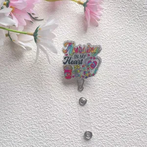 Detailaufnahme des Nursing In My Heart Glitzer-Ausweishalters mit bunten Icons