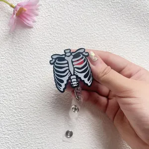 Dettaglio del porta badge retrattile in acrilico glitterato a forma di gabbia toracica