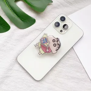 Detailansicht eines niedlichen Crayon Shin-chan Anime-Acryl-Pop-Sockets auf einem weißen Handy