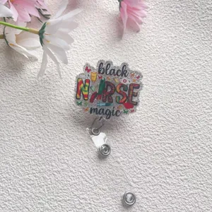 Nahaufnahme eines ausziehbaren Ausweishalters mit glitzerndem Black Nurse Magic Motiv