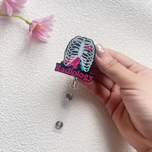 Dettaglio porta badge retrattile in acrilico con design radiologico