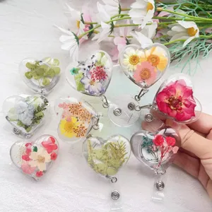 Koreanischer Stil Klares Harz Herzform Ausweisjojo Mit Echten Trockenblumen Krokodilklemme ID-Kartenhalter Für Krankenschwester Studenten