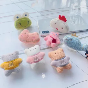 Détail de divers supports de téléphone rétractables en peluche mignons