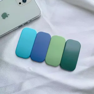 Dettaglio di quattro supporti per telefono a scomparsa in tonalità blu e verdi