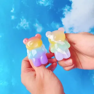 Nahaufnahme von niedlichen Handygriffen in Bärenform mit Regenbogenverlauf