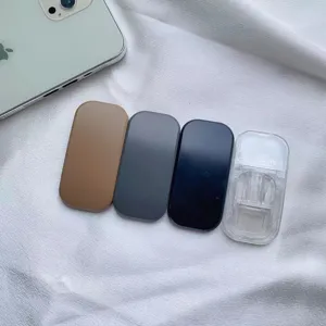 Primo piano di supporti per telefono opachi e trasparenti in vari colori su tessuto