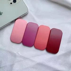 Vista ravvicinata di supporti per telefono opachi in vari colori macaron rosa e rosso