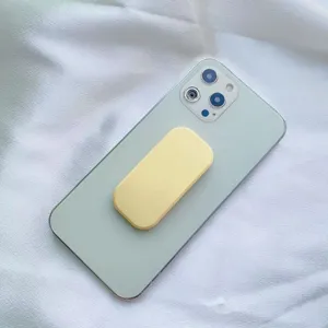 Dettaglio di un supporto per telefono scorrevole giallo macaron su uno smartphone.