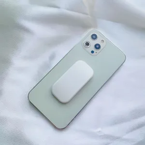 Primo piano di un supporto per telefono bianco a forma di pillola su uno smartphone verde