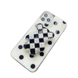 Elegante supporto pieghevole per telefono a forma di orso a scacchi con accenti di perle