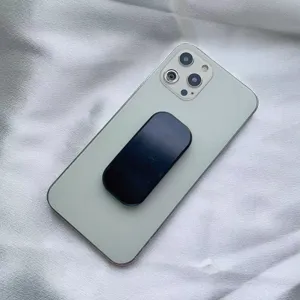 Dettaglio ravvicinato di un elegante supporto per telefono nero su uno smartphone