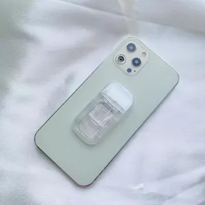 Primo piano di un supporto per telefono trasparente a molla su uno smartphone verde chiaro