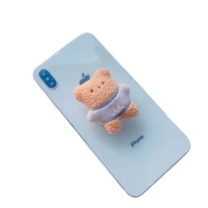 Support de téléphone ours en peluche avec t-shirt lilas sur smartphone bleu clair