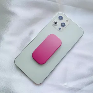 Primo piano di un supporto per telefono a scorrimento rosa acceso sul retro di un cellulare
