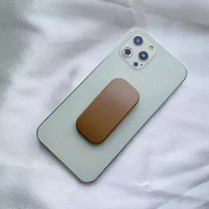 Primo piano del supporto per telefono rettangolare marrone sul retro dello smartphone
