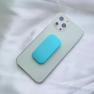 Dettaglio di un supporto per telefono push-pull blu macaron a molla sul retro del telefono