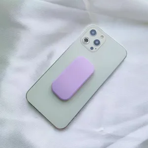 Primo piano del supporto per telefono ovale lavanda attaccato al retro dello smartphone