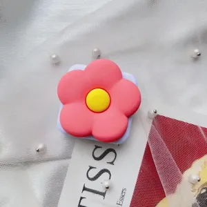 Detail van de roze 3D bloem telefoonhouder met spiegel voor schattig dagelijks gebruik