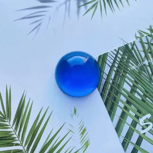 Vista dall'alto di un supporto pieghevole per telefono a sfera di cristallo blu