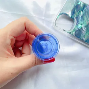 Gedetailleerd close-up beeld van een doorschijnend blauwe ronde telefoonhouder voor DIY
