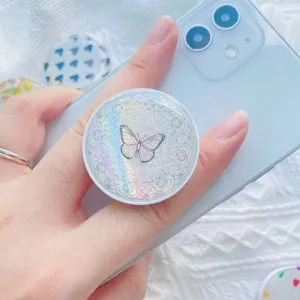 Detailopname van een holografische telefoonhouder met vlinderontwerp op een blauwe gsm
