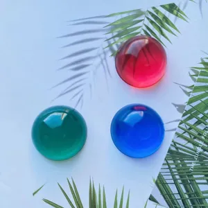 Primo piano di supporti per telefono pieghevoli in cristallo traslucido rosso blu e verde